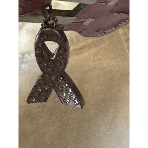 Hard Rock Cafe 2010 - Love All Serve All Breast Cancer - Pink Ribbon Guitar Pin - Picture 5 of 7